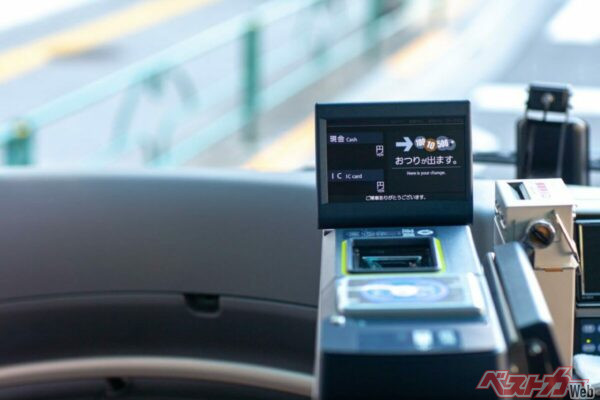 バスのドア付近にはこのような表示のあるタッチパネルが装備されていますが、すべてSuicaに対応しているわけではありません（Imaging L@Adobe Stock）