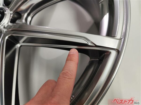 スポーク部分には複雑なカットが……