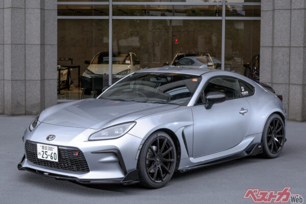 トヨタ GR86 by TOM’S×KINTO　フロントリップ、カナード、リアスポイラーなどを装着する。純正パーツのように馴染んでいる