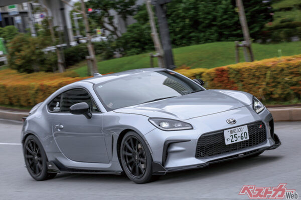 2.4L、NAエンジンはノーマルで扱いやすい。トムスオリジナルの車高調整サスは、乗り心地とロードホールディングのバランスに優れる