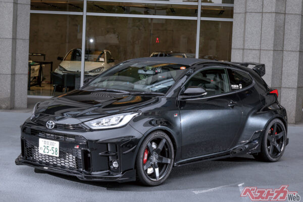 トヨタ GRヤリス by TOM’S×KINTO　コンプリートカーのベースは2020年式の前期型。フロントディフーザー、カナード、リアルーフスポイラーなどを装着
