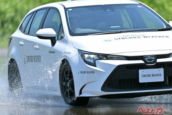 ダンロップのテストコースでのワンシーン。ウェット旋回試験路で、水しぶきが上がるほどのヘビーウェットでも、サマータイヤと同等以上の排水性とコンタクトグリップを確認した