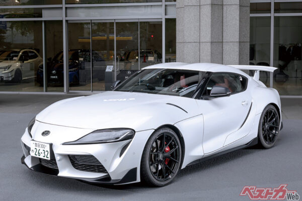 トヨタ GRスープラ by TOM’S×KINTO　外装はリアの大型GTウイングのみだが、存在感がある