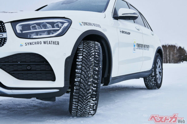 北海道にあるダンロップのテストコースでアイス路面での性能を確認し、スタッドレスタイヤに迫るグリップ性能を体感した