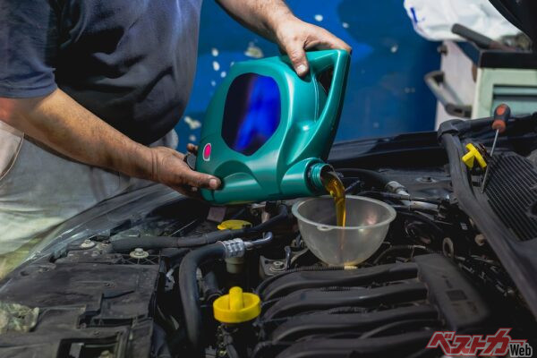 エンジンオイルは、汚れや粘度低下が進む前に、15,000kmまたは1年のサイクルで交換したい（PHOTO：Adobe Stock_yusuf）