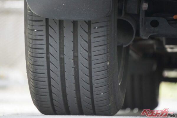 残り溝が4mmを切ると、雨の日の排水性能が急激に低下する。溝があっても、経年劣化によるヒビ割れがあれば交換を検討したい（PHOTO：Adobe Stock_xiaosan）