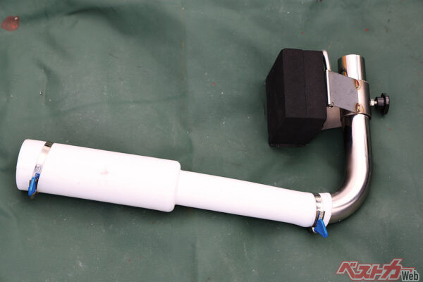 チューブをしっかりと接続しよう。黒い部分はクッションパッド。車体側を向くように