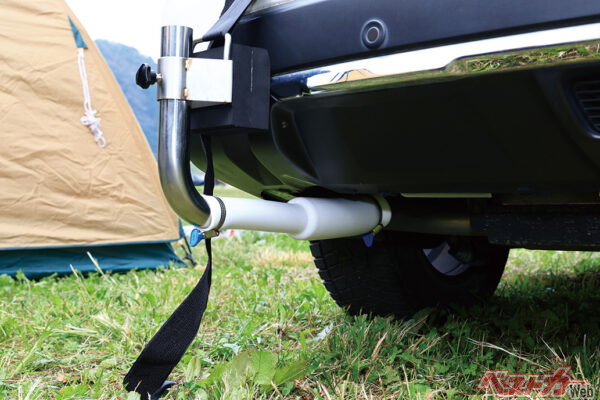 クッションパッドとリアバンパーが接触するように。また、ホースがねじれていないかもチェック!