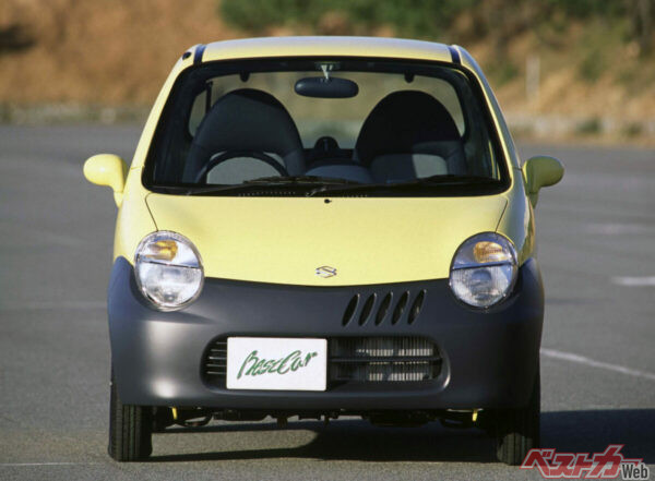 最廉価グレードは50万円切りでMTのみ。最近はダイハツのエッセ エコが最廉価グレードでMTであったことから一部で人気を博している