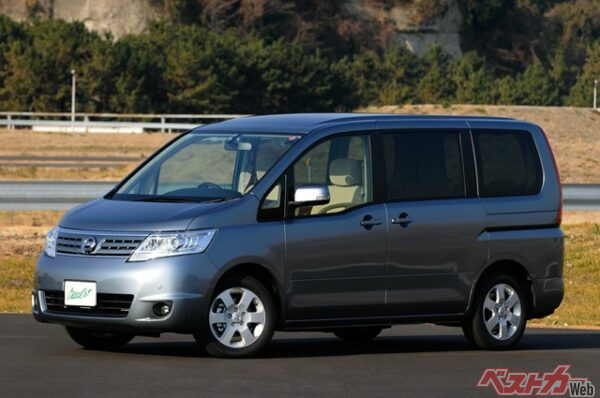 2005年に登場した3代目セレナのCプラットフォームはなんと現行までも採用! それだけよくできている。画像は3代目セレナ中期型