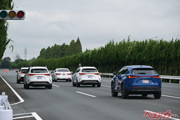 3車線の高速道路での合流を、AIのサポートを受けながら体験。SDVの可能性については夢のある話ばかりがもてはやされるが、トヨタはまず最初に「安全と安心」の強化を考えている