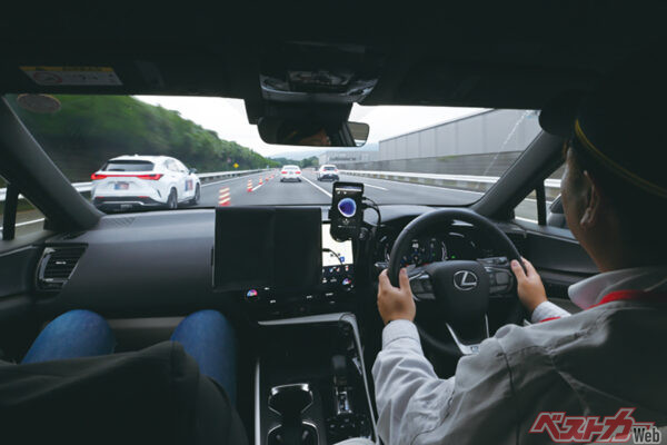 3車線の高速道路の合流を体験。AIが先読みをし、スムーズな合流ができた