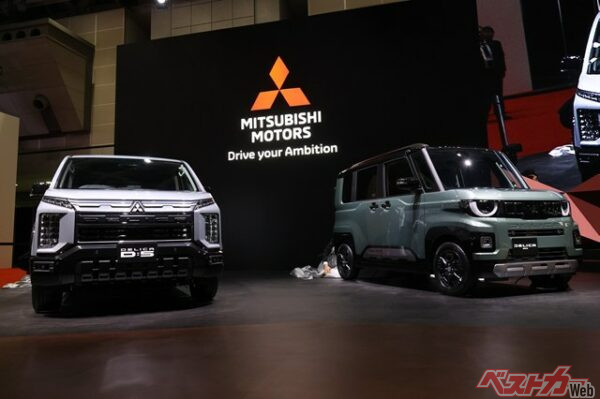 ジャパンモビリティショー2025(JMS2025)で兄デリカD:5(左)と並んだデリカミニ(右)。同時にJMS2025でデリカD:5はマイチェン