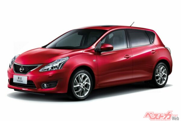 C12型の2代目ティーダは中国市場を皮切りに登場。台湾ではビッグティーダ、タイやオセアニアではパルサーの名で販売された