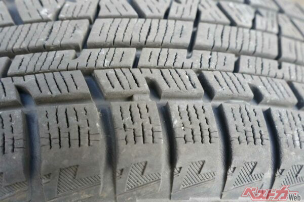 プラットフォームまであとわずかのスタッドレスタイヤ。地面と接している唯一の部品であるタイヤについて、過信をしてはならない