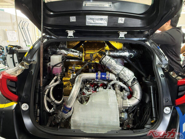 リアのエンジンルームは、G20Eエンジンの赤いヘッドが見えないくらいパツパツだ