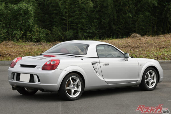 畳んだ幌の上にそのままハードトップ装着可