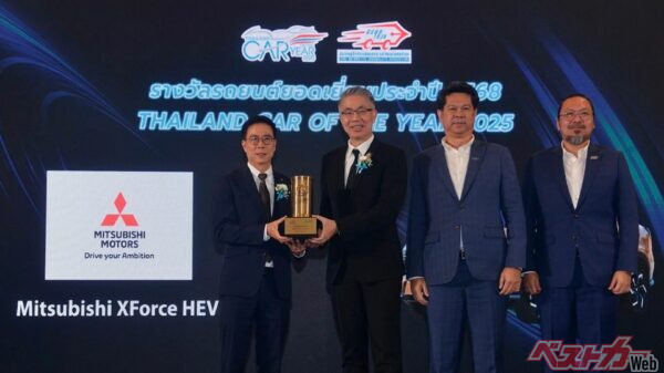 タイランド 自動車・オートバイマーケティングアワード2025授賞式。（左から）MMThマーケティングコミュニケーション部 ヨッチャイ・スエワタナクル本部長、タイ工業省事務次官ナタポル・ランシットポル博士、TAJA会長 スラサック・ジャリントーン氏、同協会副会長 ブッディ・パルスク氏