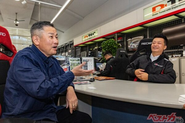 師弟として仲間として自動車談議に花が咲く立神さん(左)とGRスペシャリストの横田さん