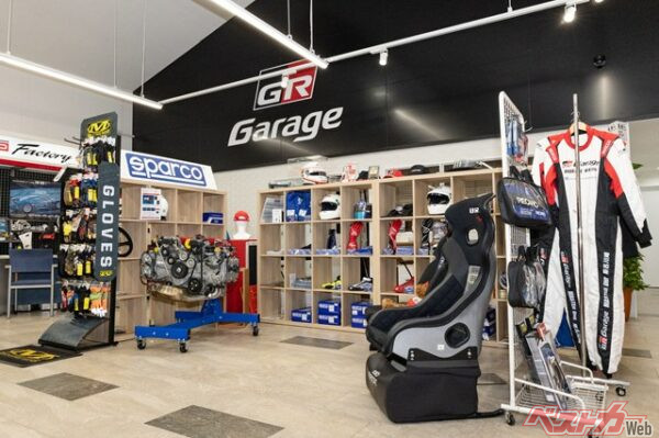 GR Garage MASTER ONE 東名川崎の店内は明るくモータースポーツの用品やカスタマイズパーツが並ぶ