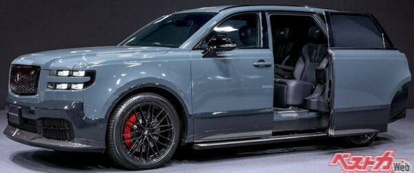 新型センチュリーのカスタマイズ車の後席ドアには、アイシン製のリンク式パワードシステムという開閉機構を採用。飛行機のドアの動きに近く、またドアを上下2ヵ所で支えるので、ボディ側にレールをつくる必要がなく、美観もいい