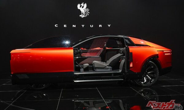 センチュリークーペのスライドドア。左側シートもスライドし回転する