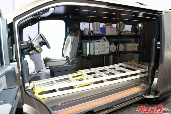 Bピラーレスの片側スライドドアを採用。荷室スペースは完全にフラットで8尺の脚立が入る室内長と室内高は現行ハイエース以上とのこと