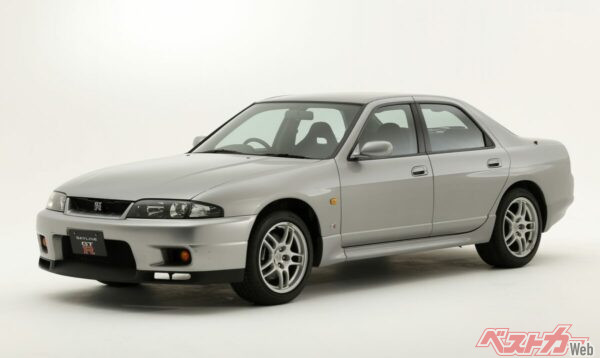 端正なフォルムは、4ドアセダンでありながらGT-RのDNAを実感させると同時に、GT-R オーテックバージョンの高い能力と成熟した美を強く印象付けた