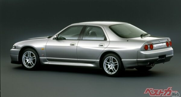 全体のフォルムは、GT-R伝統の“機能が形を決める”という思想のもとに構築されている。フェンダーやサイドのラインが織りなす陰影は、力強さの中に繊細さを感じさせ、セダンとしての品格を損なうことなく高性能を象徴している