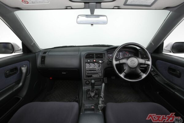 運転席まわりは、メーターパネルがカーボン調のコンビメーターと3連センターコンソールメーターパネルが目を引く。メカニカルで精悍な印象を与えるメーター類は、ブースト圧・油温・電圧など走行状態をリアルタイムで把握できる情報配置とした