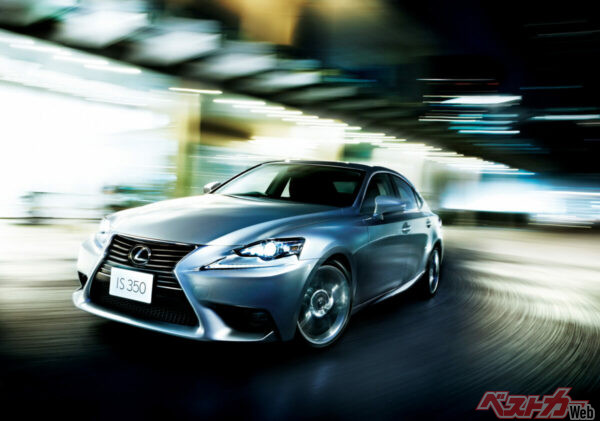 レクサス IS350 version L。コーナーワークでひときわ輝くISへ変化したからこそ、12年もの間フルモデルチェンジ無しに生きてこられたのだろう