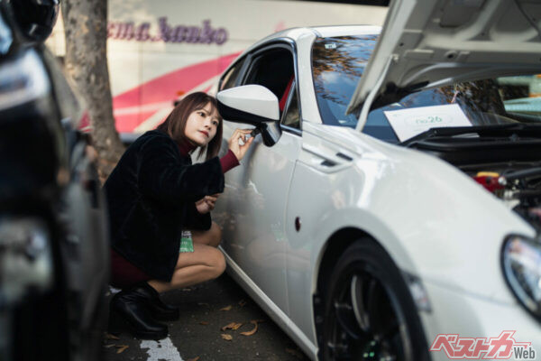 オーナー自らがソフト99の商品を試すシーンも