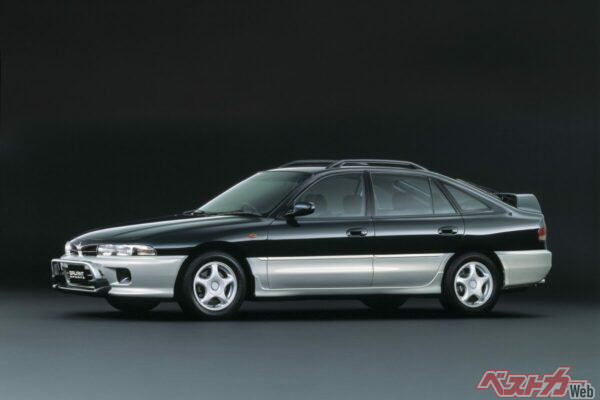 フロントにはバンパーガード、リアには大型のリアスポイラーと一瞬脳が誤認を起こしそうだが、いま見てもかなりかっこいいだろう