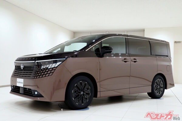 エルグランドの実車のスタイリングはマッチさんもお気に入り。次期移動車としても内定確実のようだ