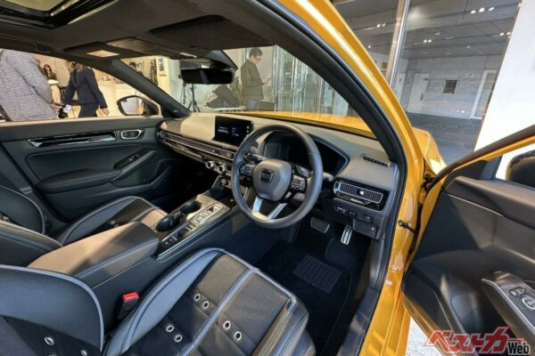 ジョンマンゴー（イエロー）をまとった展示車両のインパネ。ベースはシビックなのだが、ミツオカのデザインの妙で、それを感じさせない一体感、質感を感じさせる