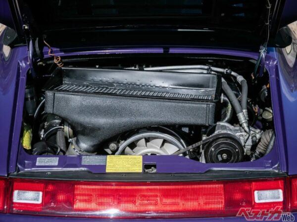 エンジンは1つ前の世代となる964ターボのものを装着。またスポイラーも開発前ということで964のものが備わっている。