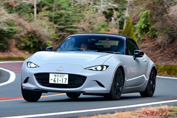 マツダ ロードスターS。オプションが装着されずファブリックシートが標準装備。ある意味「素の味」を一番体感できる