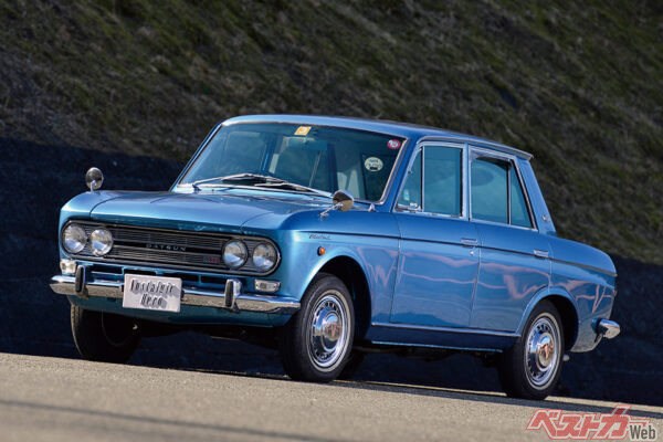 ダットサン ブルーバード4ドア 1300スポーツセダン。初期型では尻下がりのフォルムだったが、マイナーチェンジで矯正された