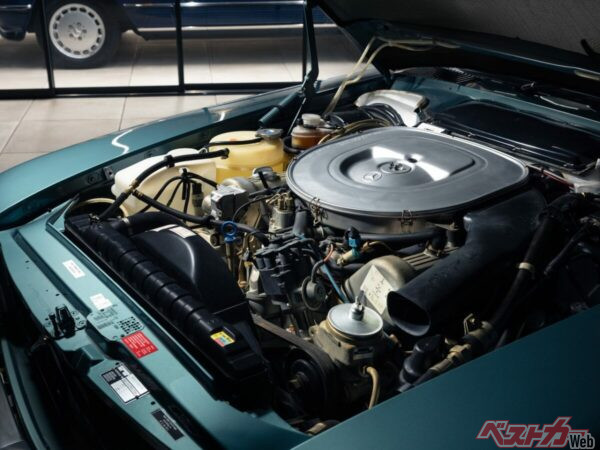 エンジンだけでなく、通常は汚れるステッカー類なども新品同様。まさにミュージアム級のコンディションである。