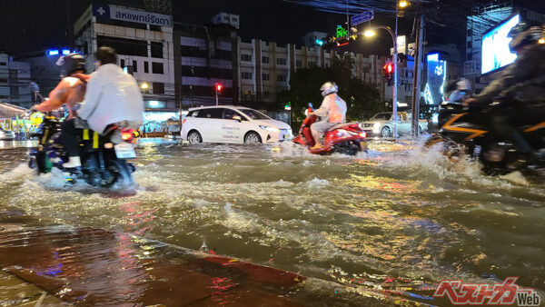 写真は東南アジアの冠水道路だが、今や日本でも珍しくなくなりつつあるのが怖い
