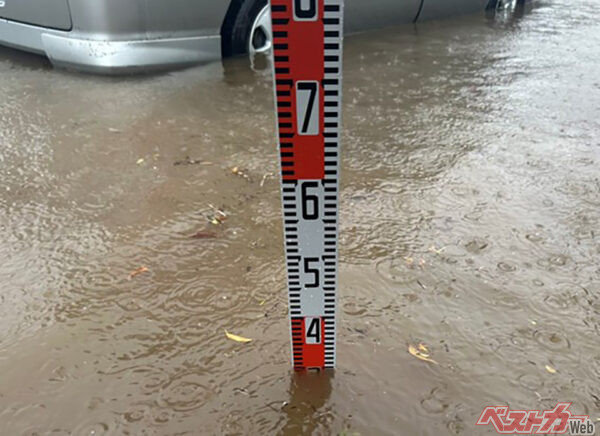 写真は内水氾濫発生地点のもの。水は濁って見えず30cm程度でクルマが走行不能に