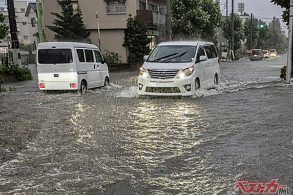 最近の豪雨災害は「都市部」こそが危険地帯!?　都市型水害から自身とクルマを守る方法と教訓