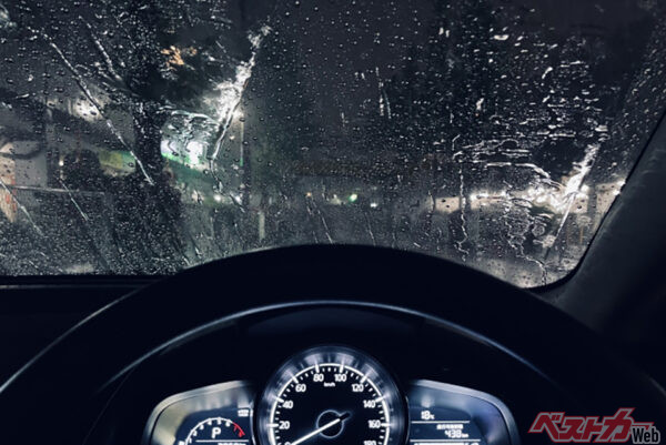 豪雨時は運転中の視界の確保が非常に困難になる。道路の状況も相まって危険度が増す