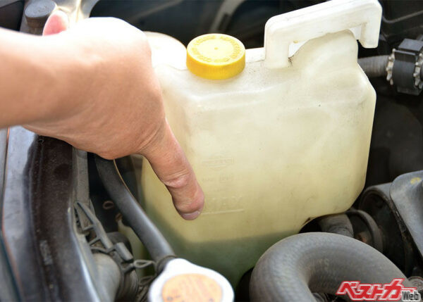 冷却水はリザーバータンクで量と変色具合を確認