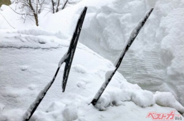 窓ガラスが凍結したらビニール袋にお湯を入れてフロントガラスをなでる！　うっかり失敗を未然に防げ！　寒波が来る前にやっておきたい冬対策３選