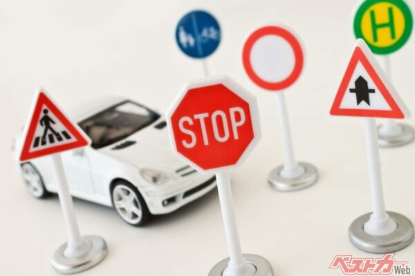 イラストを憶えれば回答できた従来とは異なり、文章問題となった厳格化後の試験は非常に難しいとの声が上がっている（PhotoSG@Adobestock）