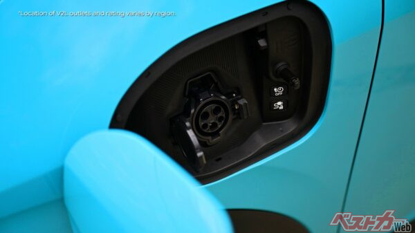 V2Lアクセサリーアダプターを介して、外部充電ポートからも電気を使用できるようになった（写真は新型リーフ）