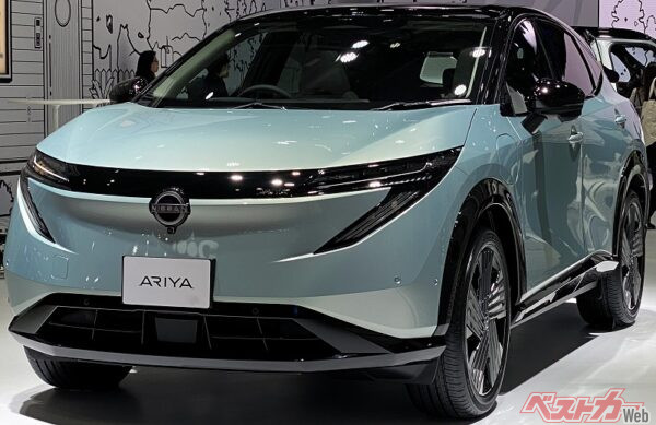 マイナーチェンジ版の日産アリア。ブーメラン型ライティングやボディ同色で仕上げたフロントパネルなど、フロント周りのエクステリアが変化した