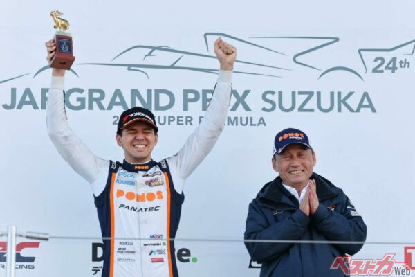 第10戦で初優勝を飾ったイゴール・オオムラ・フラガ（写真左）と中嶋悟総監督（右）。フラガはもともとeスポーツ出身だが、海外レースを経験し、スーパーGTなどでも腕を磨いた