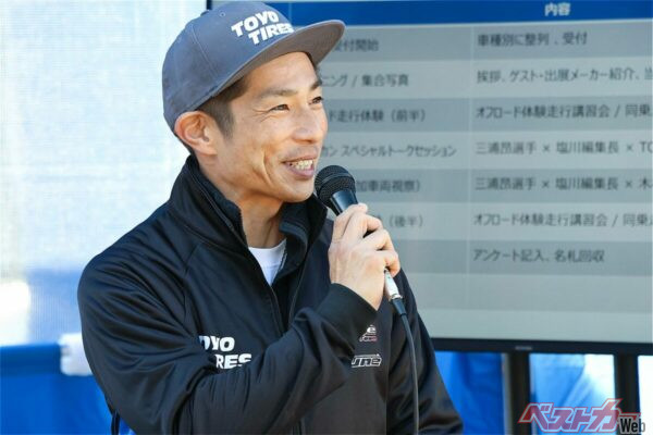 トークショーでマイクを握るオープンカントリー アンバサダーの三浦昂さん。ダカール市販車部門で幾度もの優勝を経験したオフロードレーサーだ